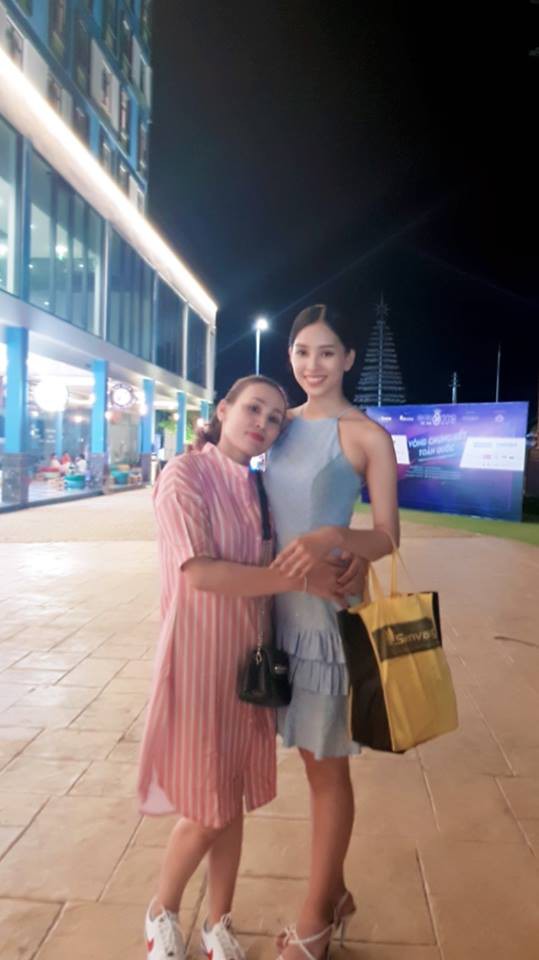 Hóa ra Tân Hoa hậu Việt Nam 2018 Tiểu Vy có một người mẹ trẻ trung và thông minh như thế này - Ảnh 4.