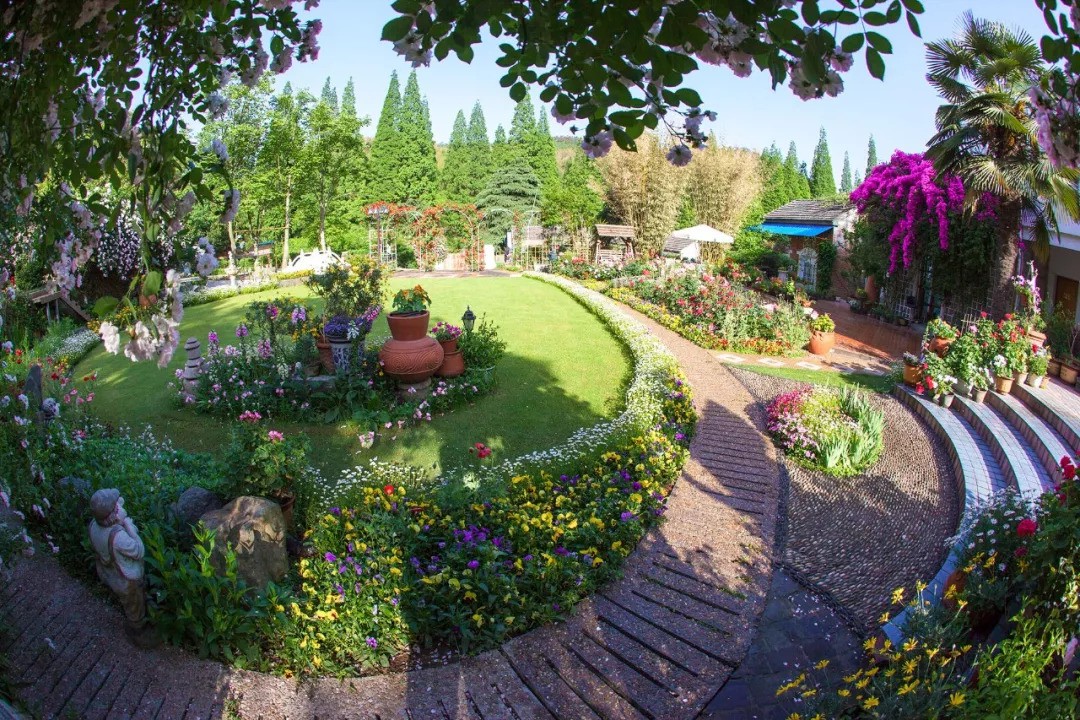 Khu vườn cổ tích với những cây cối và hoa cảnh đa dạng và phong phú đã trở nên phổ biến trong những năm gần đây. Với một thiết kế độc đáo và chi tiết, bạn sẽ có thể tạo ra những khu vườn huyền bí, tuyệt đẹp và lãng mạn.