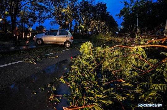 Trung Quốc chống chọi bão Mangkhut, 2 người thiệt mạng - Ảnh 1.