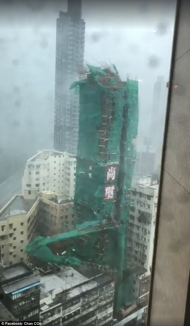 Kinh hoàng cảnh cần cẩu rơi xuống từ tòa nhà 22 tầng xuống đất trong siêu bão Mangkhut tại Hong Kong - Ảnh 3.