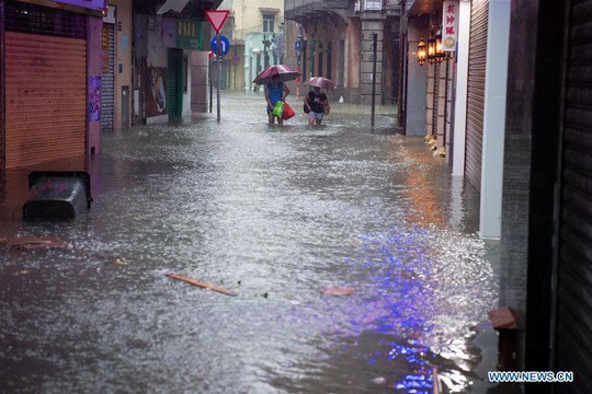 Trung Quốc chống chọi bão Mangkhut, 2 người thiệt mạng - Ảnh 9.