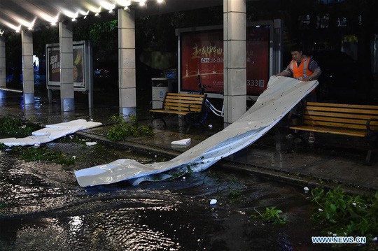 Trung Quốc chống chọi bão Mangkhut, 2 người thiệt mạng - Ảnh 5.