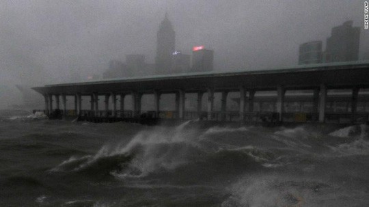 Trung Quốc chống chọi bão Mangkhut, 2 người thiệt mạng - Ảnh 6.