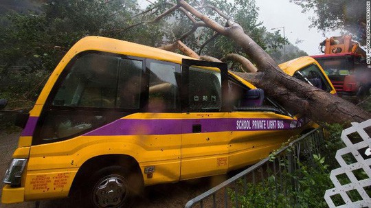 Trung Quốc chống chọi bão Mangkhut, 2 người thiệt mạng - Ảnh 8.