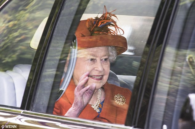 Bà Camilla xuất hiện chớp nhoáng trước công chúng sau tin đồn bị chồng đuổi ra khỏi cung điện hoàng gia - Ảnh 3.