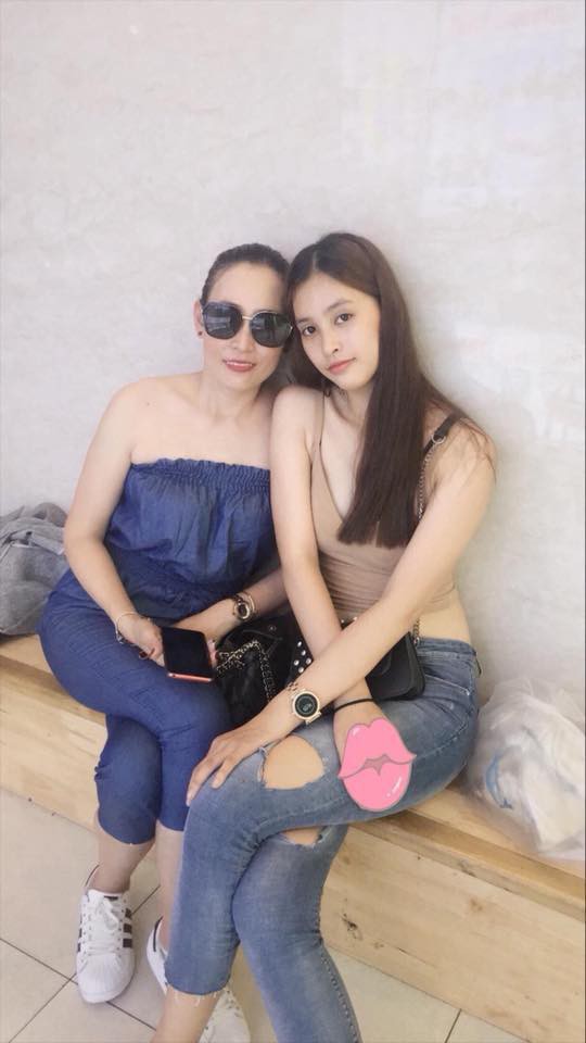 Loạt ảnh ăn quán vỉa hè, lí lắc với bạn hay “selfie” tự sướng của Tân Hoa hậu Việt Nam 2018 được hé lộ - Ảnh 14.