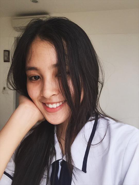 Loạt ảnh ăn quán vỉa hè, lí lắc với bạn hay “selfie” tự sướng của Tân Hoa hậu Việt Nam 2018 được hé lộ - Ảnh 3.