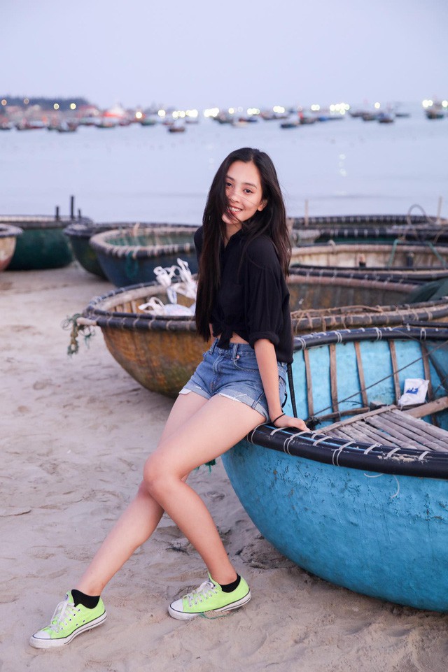Loạt ảnh ăn quán vỉa hè, lí lắc với bạn hay “selfie” tự sướng của Tân Hoa hậu Việt Nam 2018 được hé lộ - Ảnh 10.