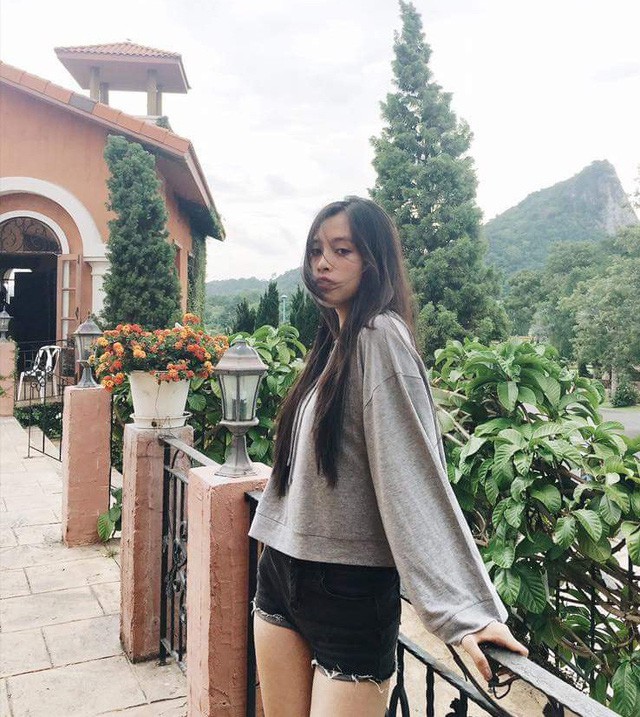 Loạt ảnh ăn quán vỉa hè, lí lắc với bạn hay “selfie” tự sướng của Tân Hoa hậu Việt Nam 2018 được hé lộ - Ảnh 11.