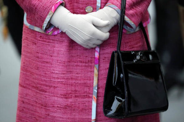 Không chỉ là phụ kiện đi kèm, chiếc túi xách màu đen luôn được Nữ hoàng Anh đem theo bên mình còn chứa đựng bí mật đặc biệt - Ảnh 2.