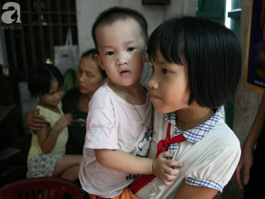 Bà mẹ trẻ bị ung thư giai đoạn cuối đau đớn nhìn 2 con thơ lâm bệnh mà không có tiền chạy chữa - Ảnh 4.