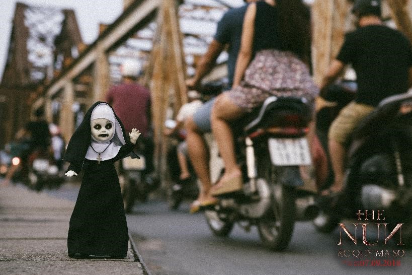 D&acirc;n mạng cho&aacute;ng v&aacute;ng với h&igrave;nh ảnh &Aacute;c quỷ ma sơ Valak dạo chơi khắp phố phường H&agrave; Nội - Ảnh 11.