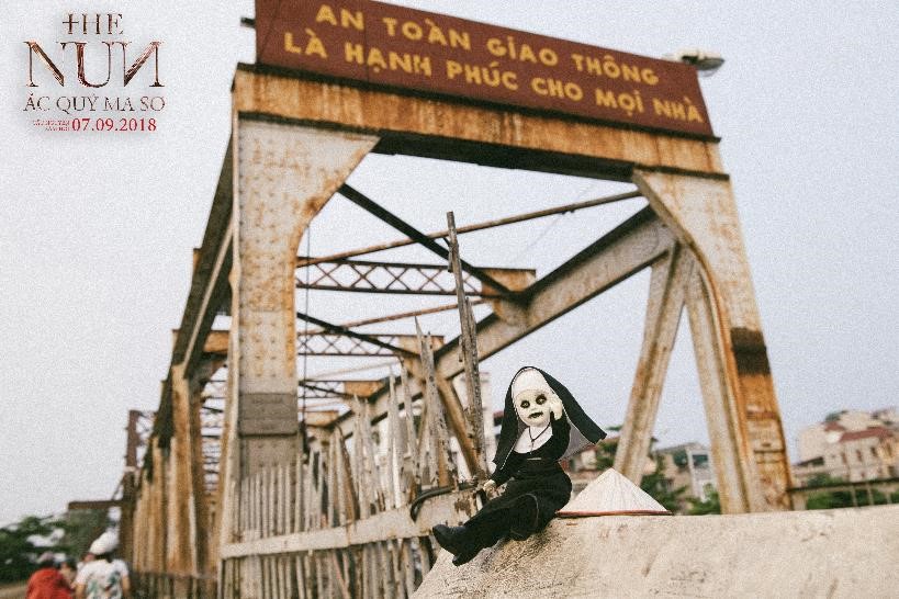 D&acirc;n mạng cho&aacute;ng v&aacute;ng với h&igrave;nh ảnh &Aacute;c quỷ ma sơ Valak dạo chơi khắp phố phường H&agrave; Nội - Ảnh 12.