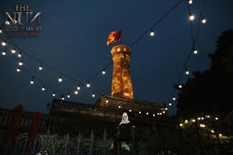 D&acirc;n mạng cho&aacute;ng v&aacute;ng với h&igrave;nh ảnh &Aacute;c quỷ ma sơ Valak dạo chơi khắp phố phường H&agrave; Nội - Ảnh 13.