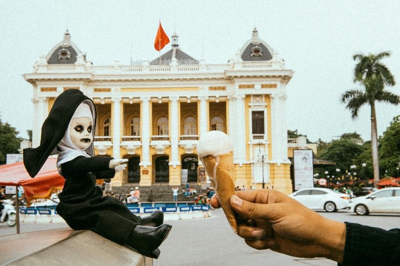 D&acirc;n mạng cho&aacute;ng v&aacute;ng với h&igrave;nh ảnh &Aacute;c quỷ ma sơ Valak dạo chơi khắp phố phường H&agrave; Nội - Ảnh 4.