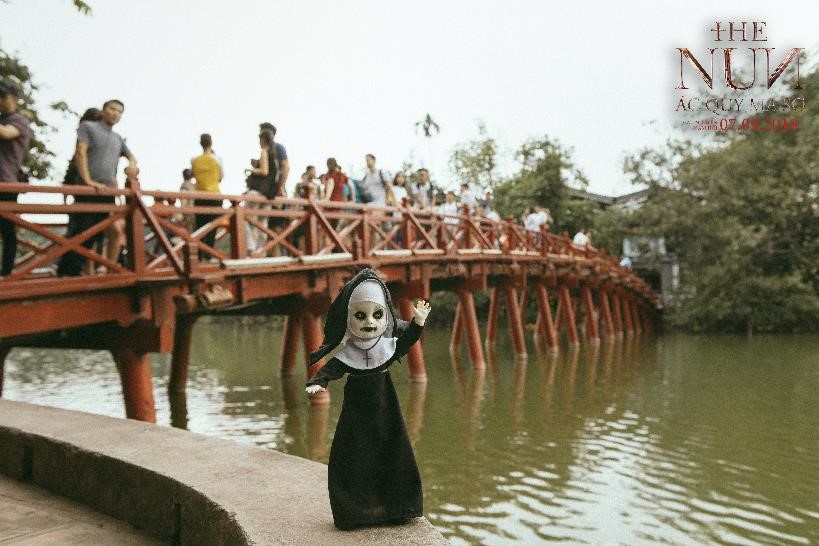 D&acirc;n mạng cho&aacute;ng v&aacute;ng với h&igrave;nh ảnh &Aacute;c quỷ ma sơ Valak dạo chơi khắp phố phường H&agrave; Nội - Ảnh 7.