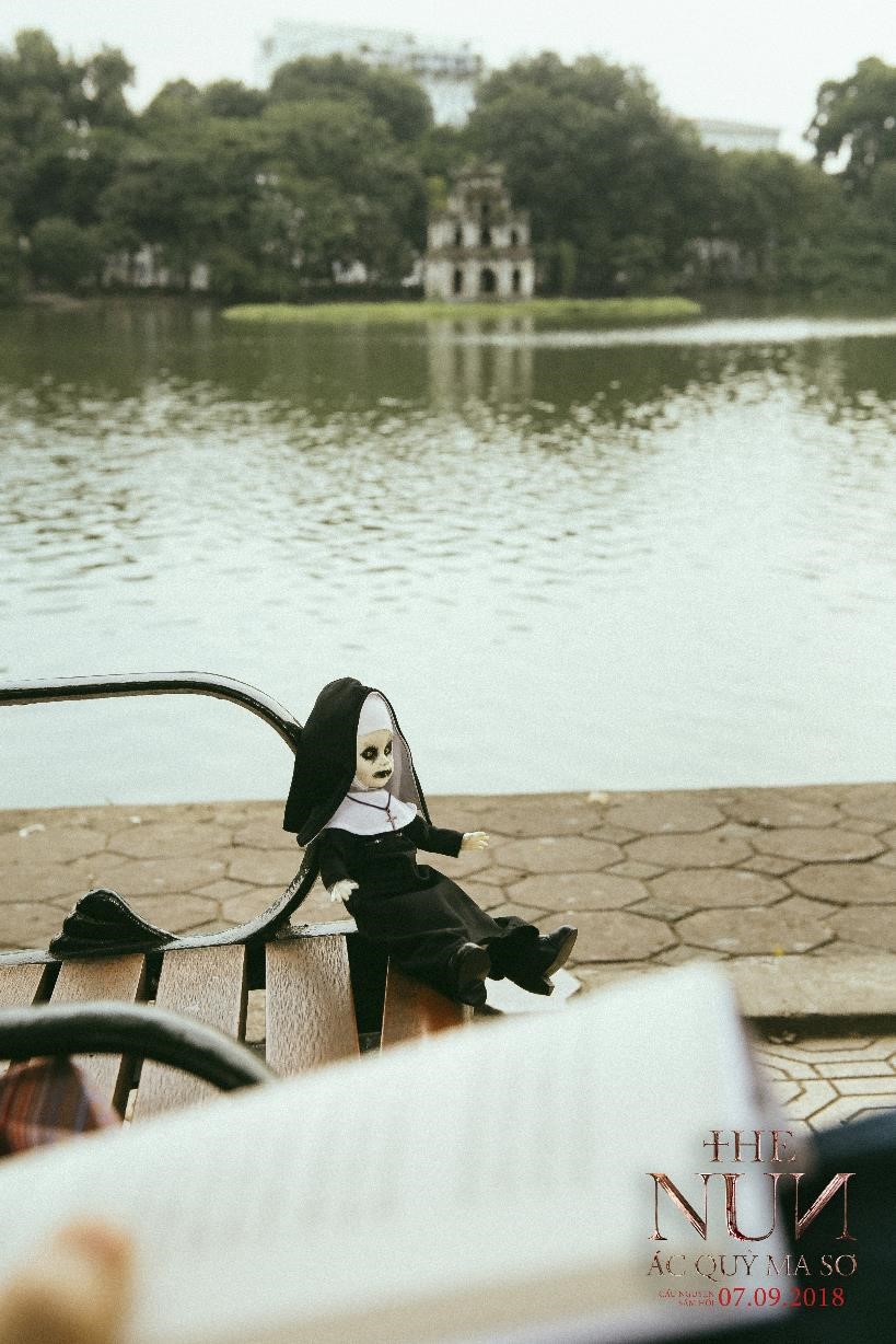 D&acirc;n mạng cho&aacute;ng v&aacute;ng với h&igrave;nh ảnh &Aacute;c quỷ ma sơ Valak dạo chơi khắp phố phường H&agrave; Nội - Ảnh 8.