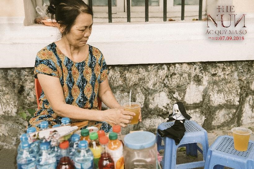 D&acirc;n mạng cho&aacute;ng v&aacute;ng với h&igrave;nh ảnh &Aacute;c quỷ ma sơ Valak dạo chơi khắp phố phường H&agrave; Nội - Ảnh 9.