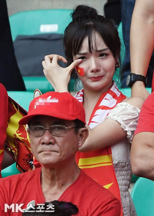 Báo Hàn ấn tượng trước cảnh fan nữ Việt Nam khóc nức nở sau trận thua của thầy trò HLV Park Hang Seo - Ảnh 1.