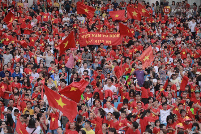 Ảnh: Các cầu thủ Olympic Việt Nam xuống sân Mỹ Đình tham dự lễ vinh danh trong sự reo hò của hàng ngàn người hâm mộ - Ảnh 1.