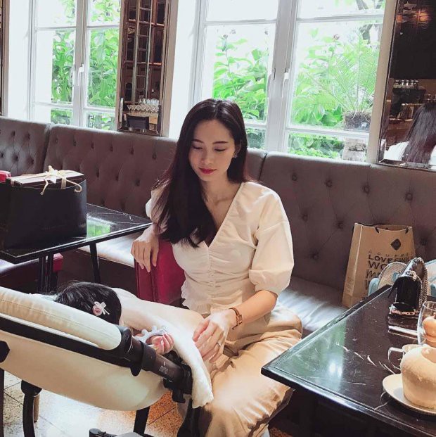 Hoa hậu Đặng Thu Thảo đăng ảnh con gái nhưng vô tình lại để lộ đặc điểm thú vị này của cô bé - Ảnh 3. Hoa hậu Đặng Thu Thảo đăng ảnh con gái nhưng vô tình lại để lộ đặc điểm thú vị này của cô bé - Ảnh 3.