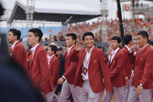 Ảnh: Các cầu thủ Olympic Việt Nam xuống sân Mỹ Đình tham dự lễ vinh danh trong sự reo hò của hàng ngàn người hâm mộ - Ảnh 4.