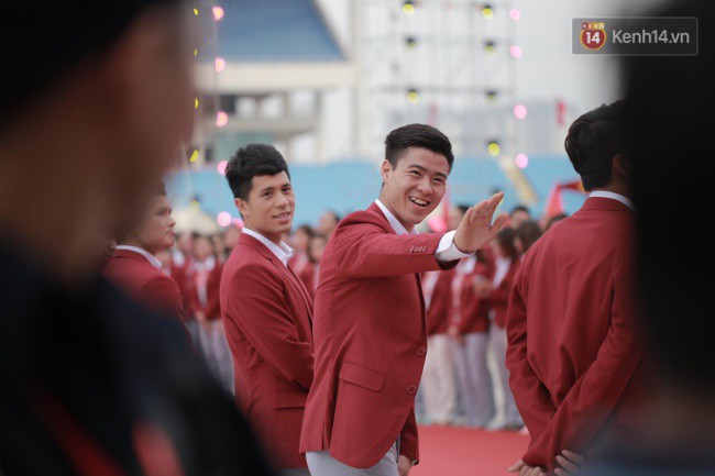 Ảnh: Các cầu thủ Olympic Việt Nam xuống sân Mỹ Đình tham dự lễ vinh danh trong sự reo hò của hàng ngàn người hâm mộ - Ảnh 5.