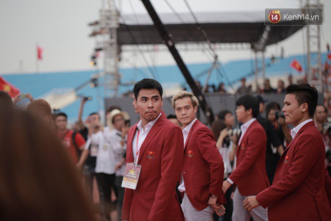 Ảnh: Các cầu thủ Olympic Việt Nam xuống sân Mỹ Đình tham dự lễ vinh danh trong sự reo hò của hàng ngàn người hâm mộ - Ảnh 7.