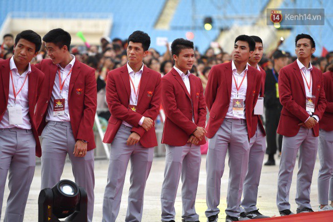 Ảnh: Các cầu thủ Olympic Việt Nam xuống sân Mỹ Đình tham dự lễ vinh danh trong sự reo hò của hàng ngàn người hâm mộ - Ảnh 9.