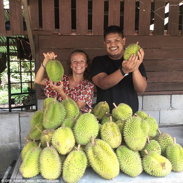 Suốt 3 năm ròng chỉ ăn trái cây và không làm chuyện này, cặp đôi vợ 36 tuổi lấy chồng 26 tuổi khiến không ít người phải nể phục - Ảnh 6.