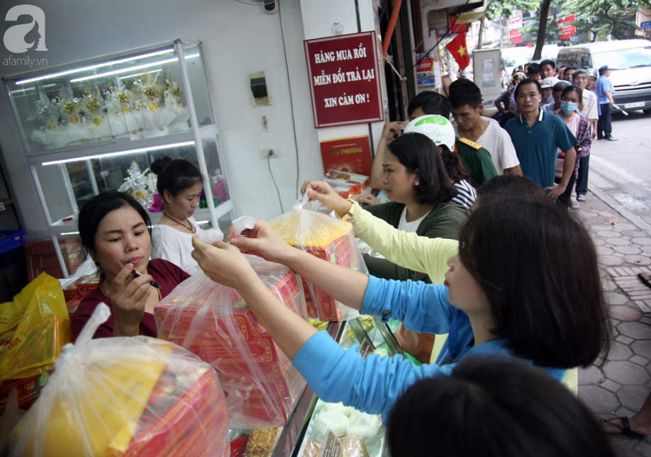 Quá đông người kéo đến mua bánh Trung thu, tuyến phố Thụy Khuê tắc nghẽn - Ảnh 12.