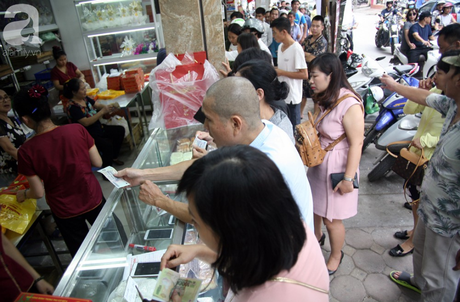 Quá đông người kéo đến mua bánh Trung thu, tuyến phố Thụy Khuê tắc nghẽn - Ảnh 11.