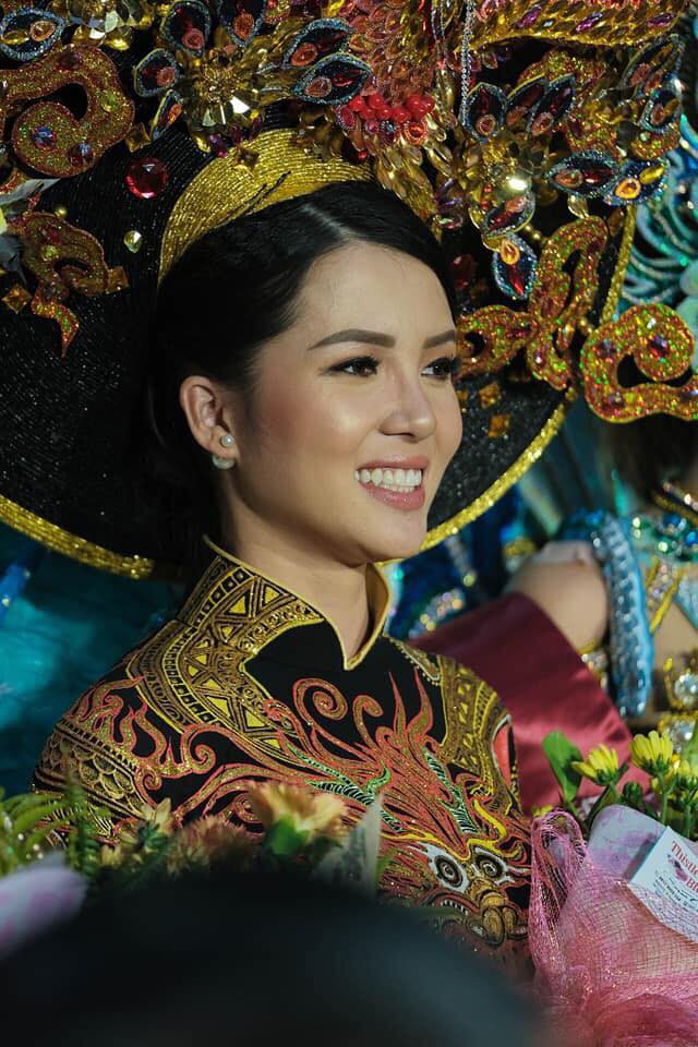 Diện áo dài cắt may 4D, Thúy Vi giật giải Á quân trang phục truyền thống tại Hoa hậu Châu Á Thái Bình Dương - Ảnh 1.