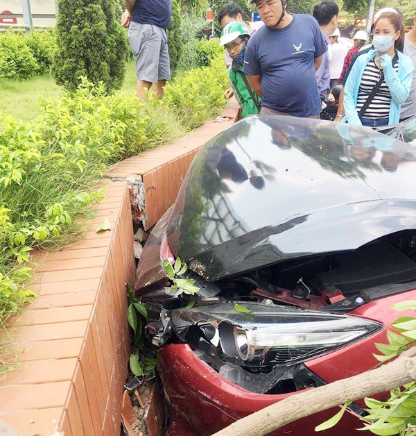 Xe Mazda 3 tiếp tục làm náo loạn đường phố, tự gây tai nạn khiến nhiều người sợ hãi dù vừa bị phạt nặng - Ảnh 2.