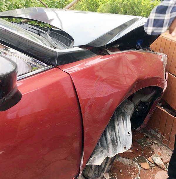 Xe Mazda 3 tiếp tục làm náo loạn đường phố, tự gây tai nạn khiến nhiều người sợ hãi dù vừa bị phạt nặng - Ảnh 5.