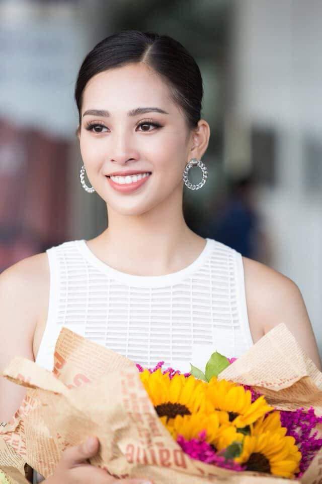 Khoảnh khắc tân Hoa hậu Trần Tiểu Vy xuất hiện ngoài đời thường gây sốt mạng xã hội - Ảnh 5.