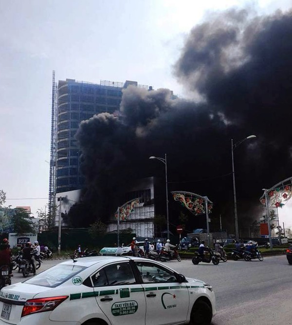 Hỏa hoạn bùng phát tại tòa nhà cao nhất TP. Yên Bái, nhiều người hốt hoảng - Ảnh 1.