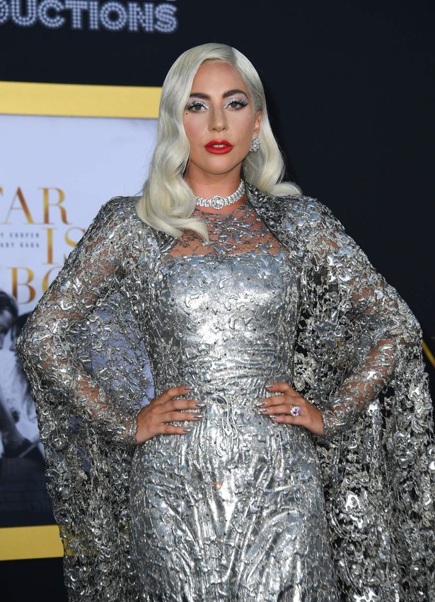 Diện áo choàng ánh kim, Lady Gaga xinh đẹp như nữ thần khác hẳn hình ảnh bất cần trong quá khứ - Ảnh 2.