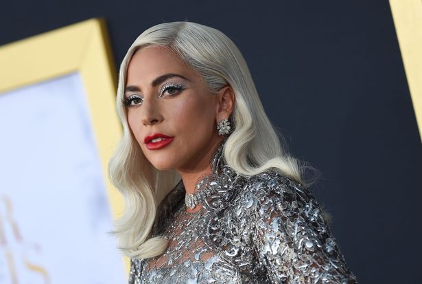Diện áo choàng ánh kim, Lady Gaga xinh đẹp như nữ thần khác hẳn hình ảnh bất cần trong quá khứ - Ảnh 1.