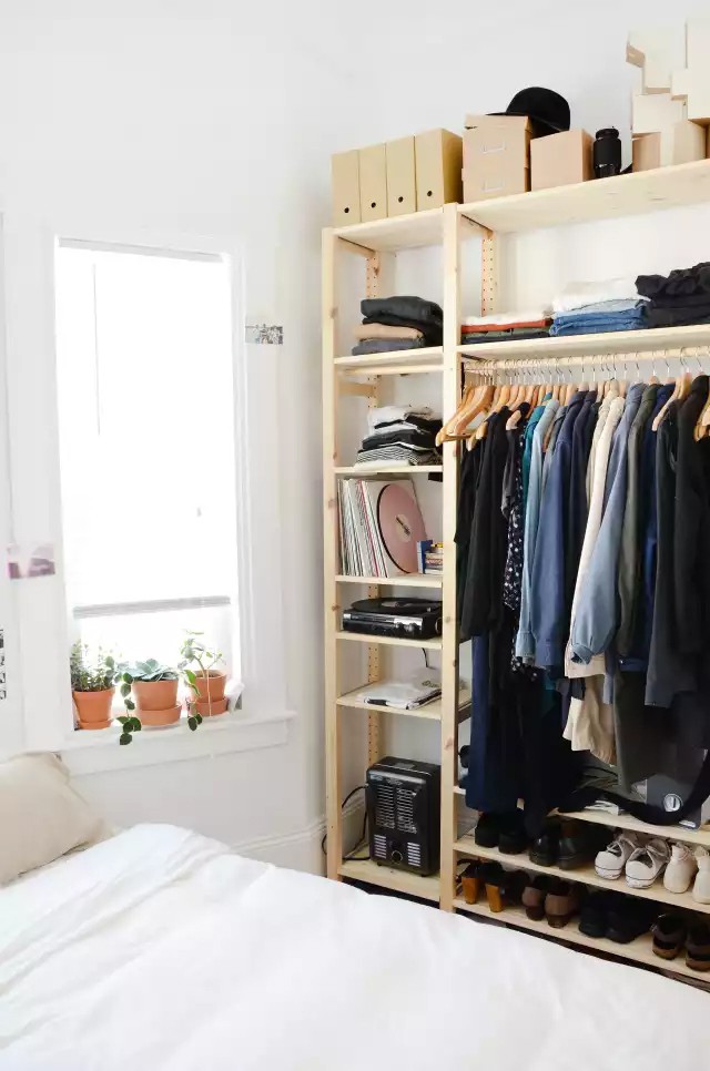 4 cách thiết kế tủ quần áo cực hợp lý trong những phòng ngủ chật hẹp - Ảnh 4.