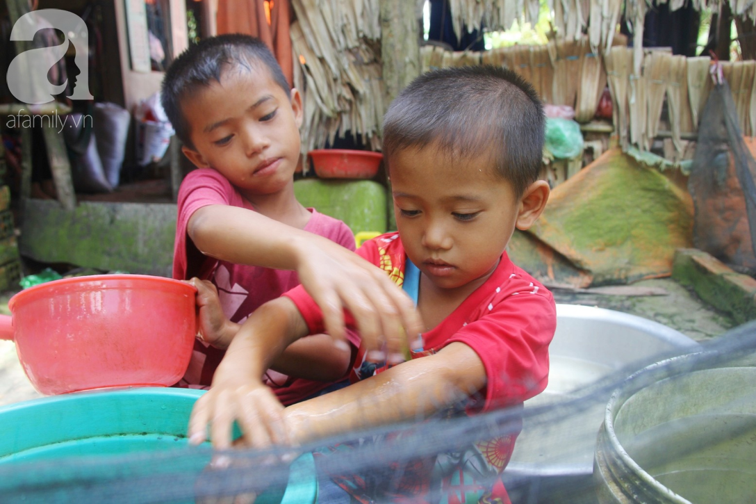 Mẹ bỏ rơi, hai đứa trẻ vào viện chăm cha bệnh tật: Tụi con được ăn no, giờ chỉ mong cha mau khỏe lại - Ảnh 4.