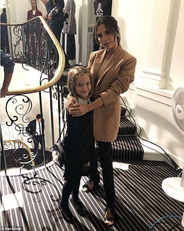 Victoria Beckham bật mí về thói quen điệu đà của Harper: Trước khi ăn trưa đều phải vuốt tóc thật đẹp - Ảnh 1. Victoria Beckham bật mí về thói quen điệu đà của Harper: Trước khi ăn trưa đều phải vuốt tóc thật đẹp - Ảnh 1.