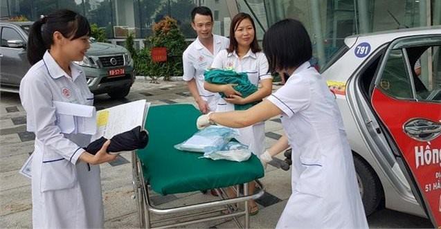 Hà Nội: Sản phụ sinh con trên taxi khi đang đi đến bệnh viện - Ảnh 1.