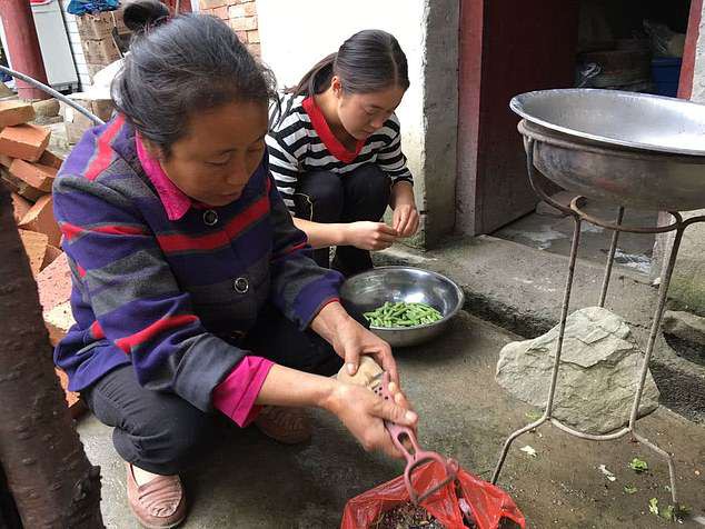 Góc sáng tạo: Trong lúc buồn chán không có việc gì làm, một phụ nữ đã tạo ra váy cưới có 1-0-2 từ 40 bao xi măng bỏ đi - Ảnh 6.