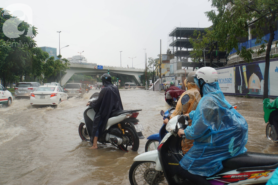 Khu biệt thự ở Sài Gòn ngập nặng sau mưa, trẻ em trường quốc tế được bố mẹ cõng trên vai lội nước về nhà - Ảnh 8.