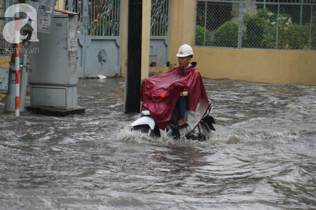 Khu biệt thự ở Sài Gòn ngập nặng sau mưa, trẻ em trường quốc tế được bố mẹ cõng trên vai lội nước về nhà - Ảnh 9.