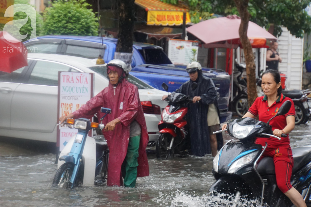 Khu biệt thự ở Sài Gòn ngập nặng sau mưa, trẻ em trường quốc tế được bố mẹ cõng trên vai lội nước về nhà - Ảnh 12.
