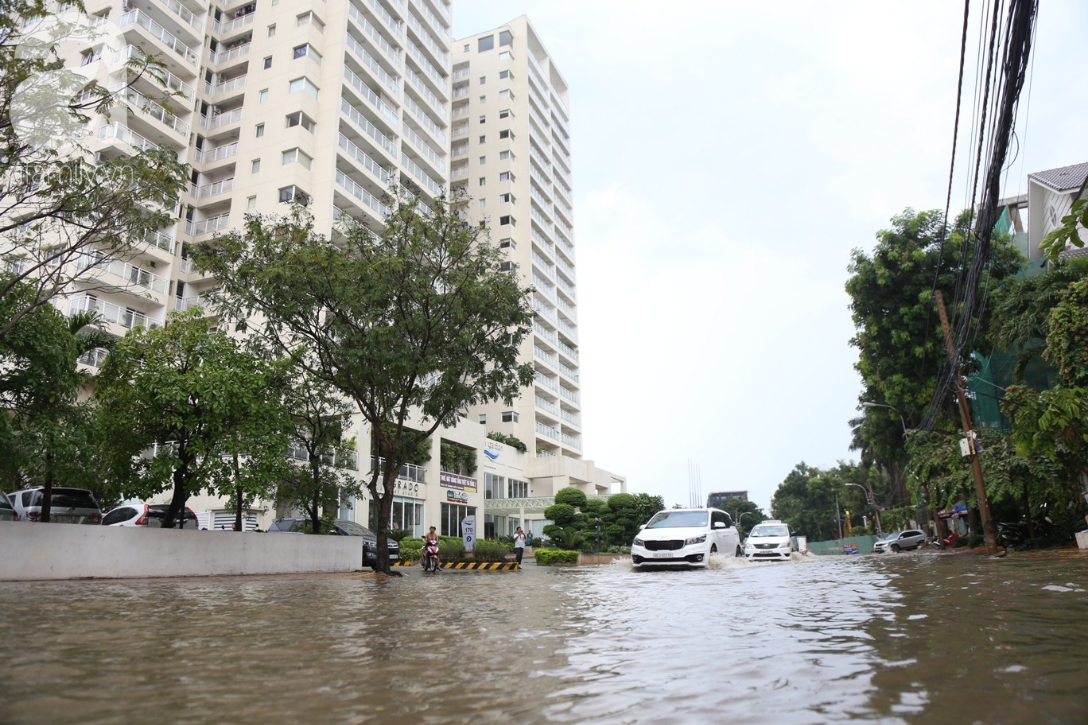 Khu biệt thự ở Sài Gòn ngập nặng sau mưa, trẻ em trường quốc tế được bố mẹ cõng trên vai lội nước về nhà - Ảnh 2.