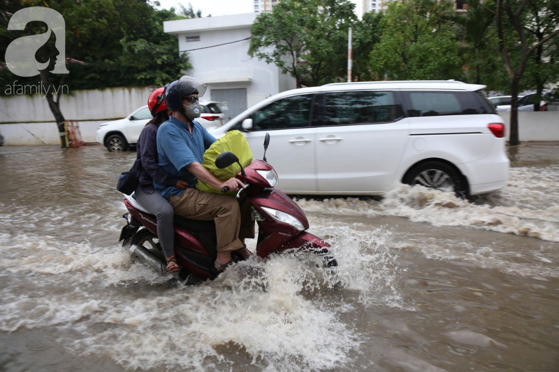 Khu biệt thự ở Sài Gòn ngập nặng sau mưa, trẻ em trường quốc tế được bố mẹ cõng trên vai lội nước về nhà - Ảnh 13.