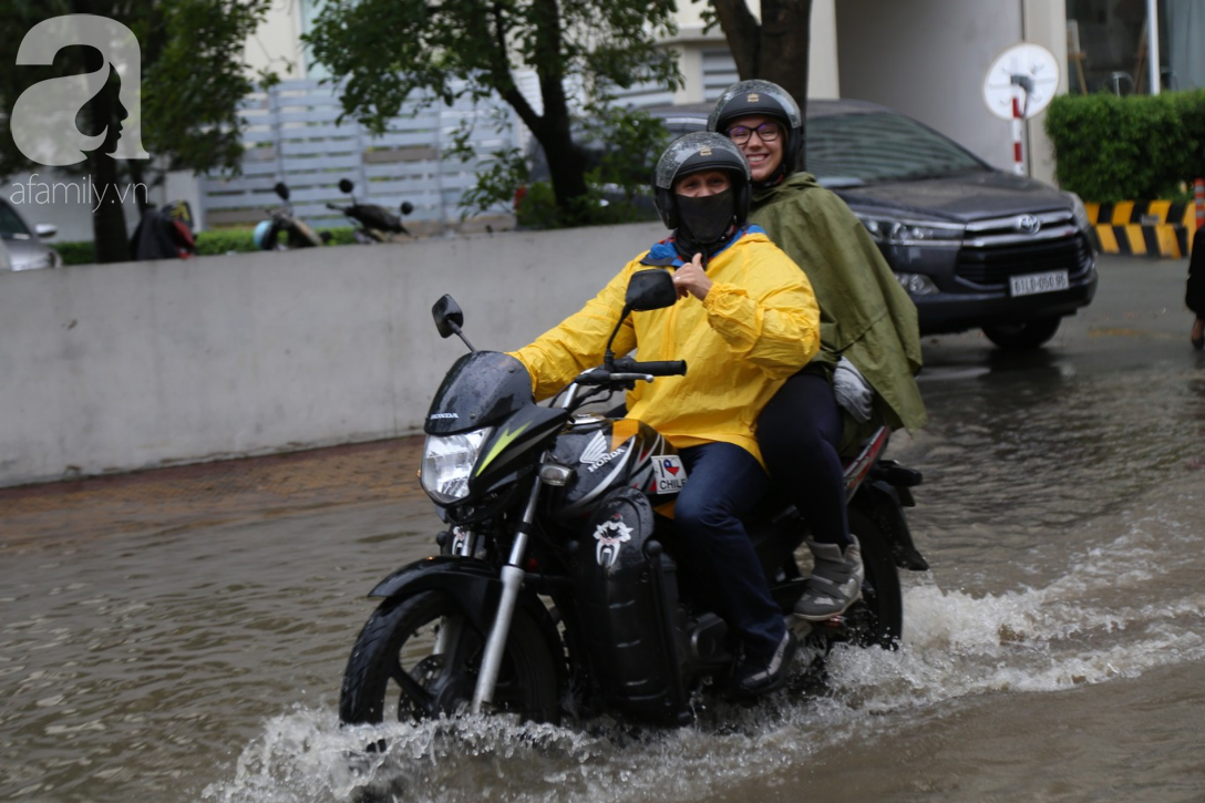 Khu biệt thự ở Sài Gòn ngập nặng sau mưa, trẻ em trường quốc tế được bố mẹ cõng trên vai lội nước về nhà - Ảnh 14.